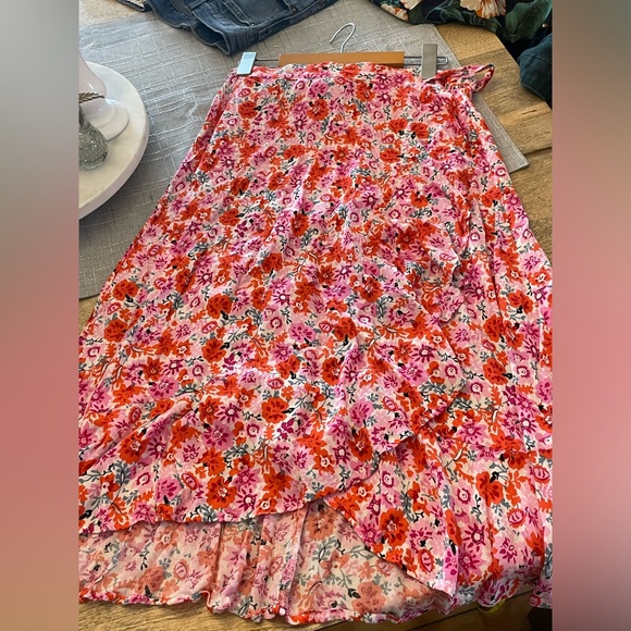 Lucky Brand 🍀 2 piece floral wrap blouse and wrap skirt - Picture 10 of 15